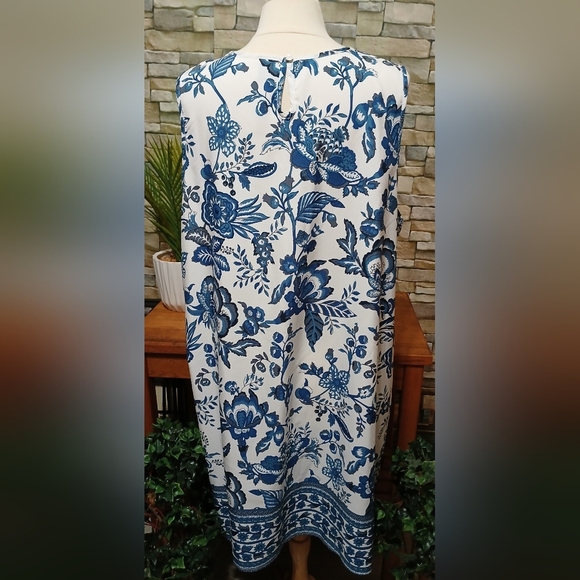 🪻Shein Curve 3X Floral Blue and White Sleeveless Shift‎ Dress - Picture 2 of 4